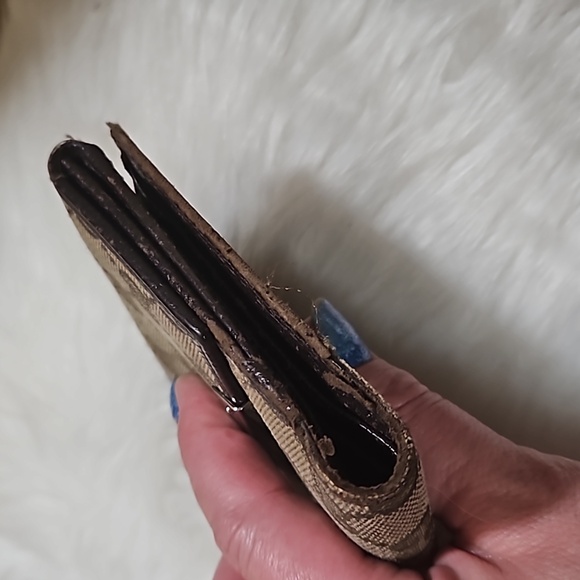 Gucci GG Monogram Small Wallet - Picture 10 of 17